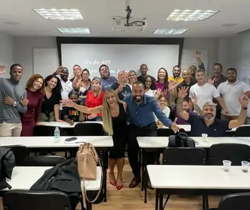 Mateus Menezes com participantes de um evento em sala de aula