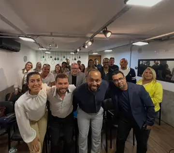 Mateus Menezes com um grupo de participantes após um encontro